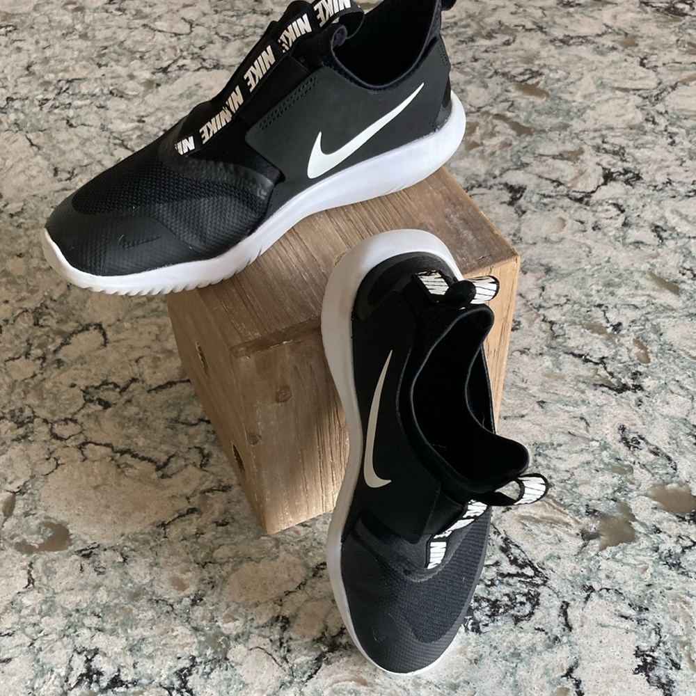 Nike black slip on, easy on flex runner size 6Y